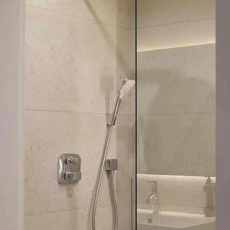 Fragola Rajska 3 - Modern Studios, Park